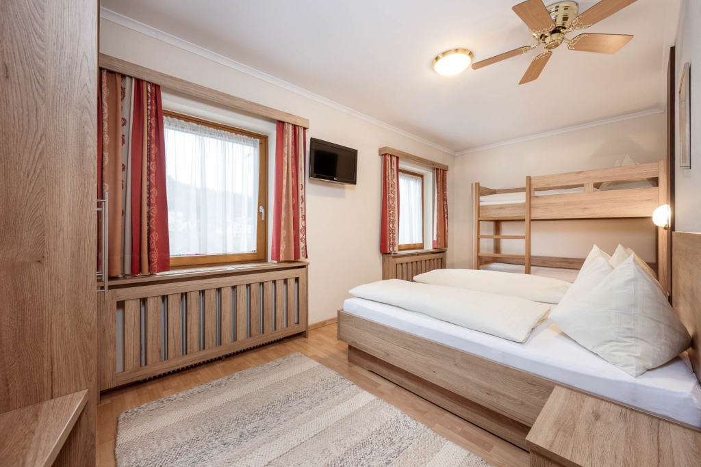 Helle und gemütliche Schlafzimmer-Ausstattung mit Doppel- und Etagenbett
